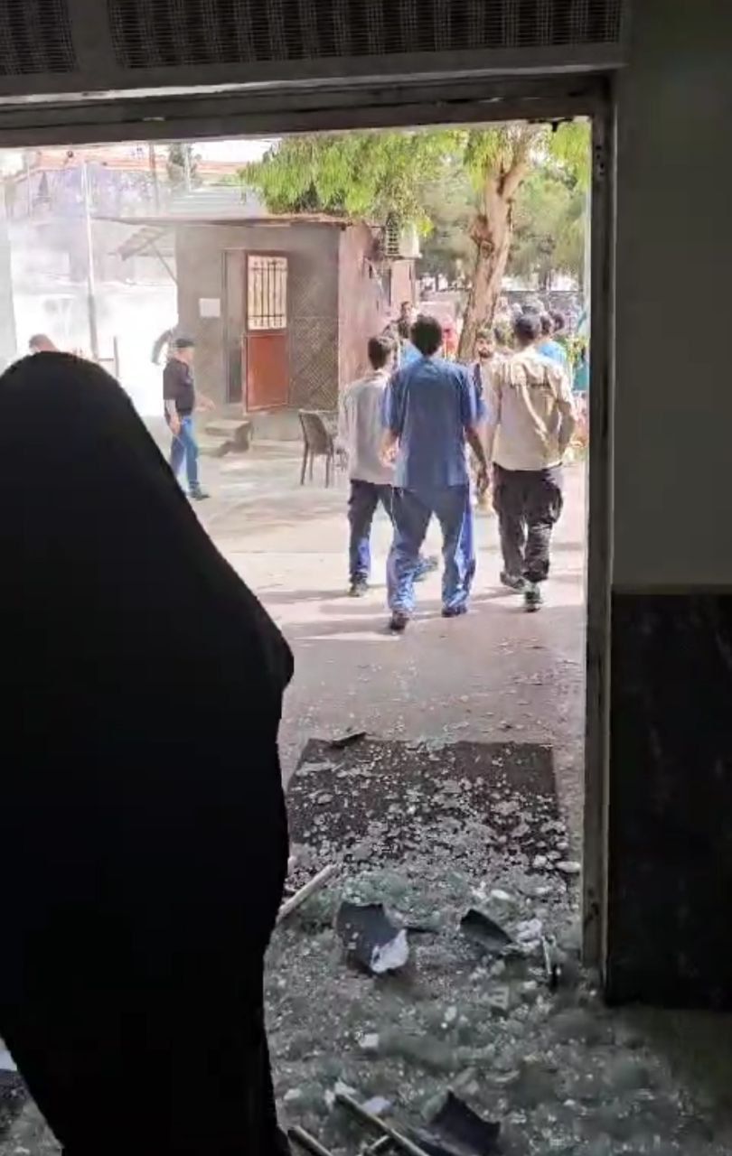 بالصور- مسيرة إسرائيلية تستهدف دراجة نارية أمام مستشفى صلاح غندور في بنت جبيل... وسقوط إصابات